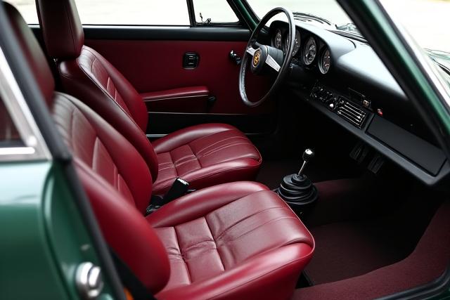 Porsche 911 (1972) restaurée, intérieur cuir bordeaux