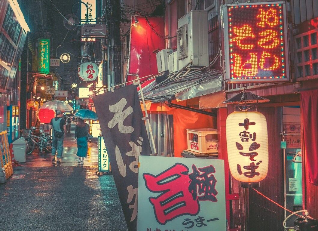 ネオンサインのある夜の街